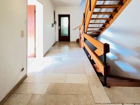 Flur / Treppe im EG Flur / Treppe im EG - Einfamilienhaus in 88400 Biberach mit 180m² kaufen