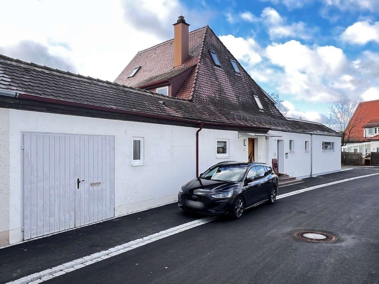 Garage und Straßenansicht Garage und Straßenansicht - Doppelhaushälfte in 88400 Biberach mit 101m² kaufen
