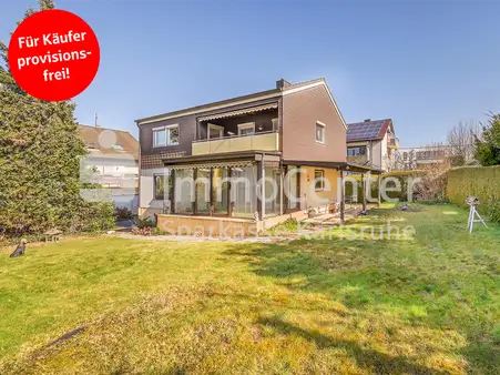 Charmantes Einfamilienhaus in idyllischer Lage, eingebettet auf einem großzügigen Grundstück.