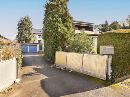 Eingangsbereich Garagen - Einfamilienhaus in 76228 Karlsruhe / Wolfartsweier mit 155m² kaufen