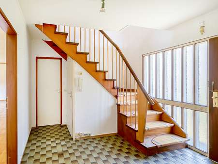 Eingangsbereich Treppe - Einfamilienhaus in 76228 Karlsruhe / Wolfartsweier mit 155m² kaufen