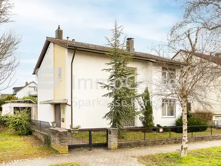 Viel Platz, viel Potenzial: Einfamilienhaus mit Pool und Wellnessbereich in Toplage