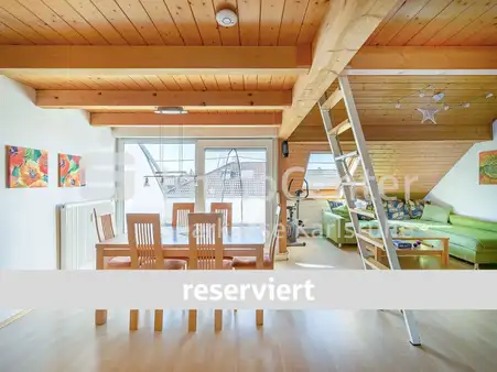 Wohnen über den Dächern: 3-Zimmer-Dachgeschosswohnung mit sonniger Dachloggia