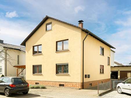 Straßenansicht - Maisonette-Wohnung in 68753 Waghäusel (Kirrlach) mit 140m² kaufen