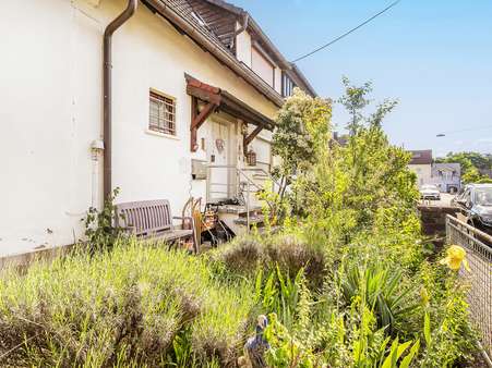 Hauseingang Vorgarten Hauseingang Vorgarten - Einfamilienhaus in 76149 Karlsruhe-Neureut mit 150m² kaufen