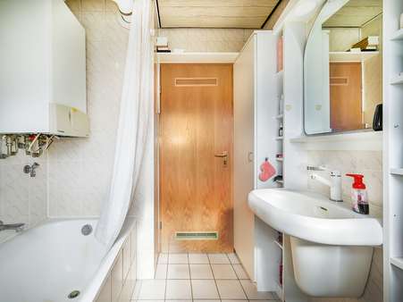 Bad Ansicht 2 - Etagenwohnung in 76275 Ettlingen mit 50m² kaufen