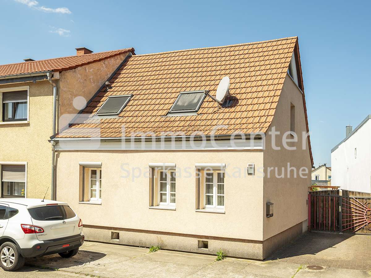 Außenansicht Außenansicht - Doppelhaushälfte in 68794 Oberhausen-Rheinhausen mit 89m² kaufen