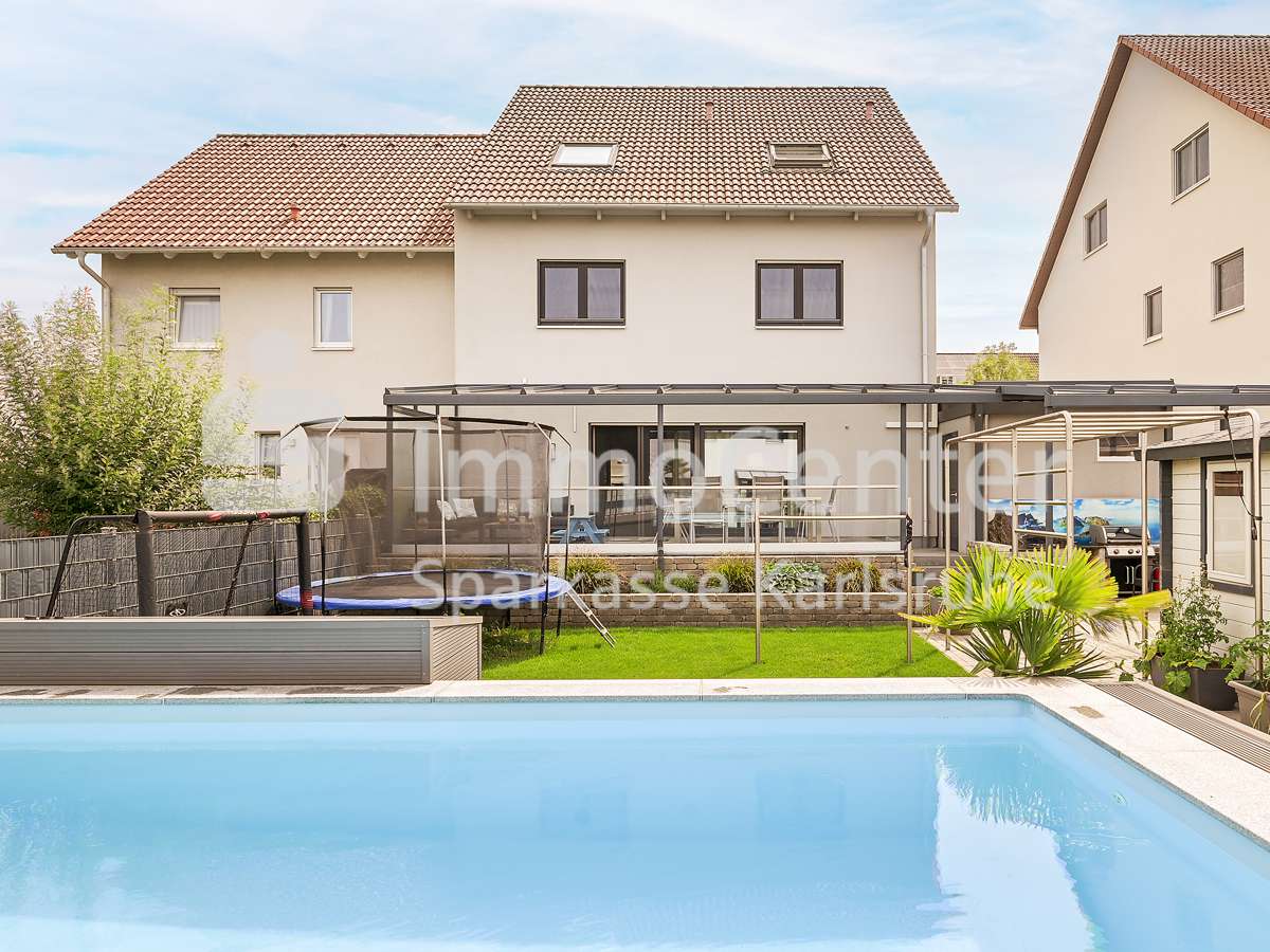 Blick vom Pool Blick vom Pool - Doppelhaushälfte in 68753 Waghäusel / Kirrlach mit 224m² kaufen