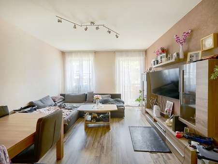 Wohnzimmer - Etagenwohnung in 76185 Karlsruhe mit 75m² kaufen