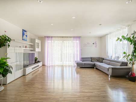 Wohnbereich Wohnbereich - Zweifamilienhaus in 76307 Karlsbad mit 230m² kaufen