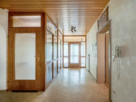 Familienfreundliches Zweifamilienhaus mit Doppelgarage in ruhiger Lage