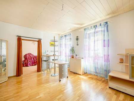Vorderhaus Wohnzimmer - Zweifamilienhaus in 76661 Philippsburg mit 192m² kaufen