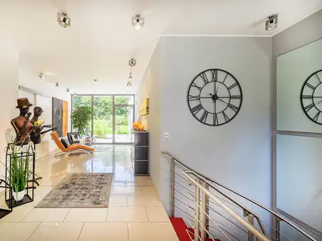 Einziehen, wohlfühlen und gut gehen lassen: Moderner Komfort-Bungalow im beliebten Villenviertel