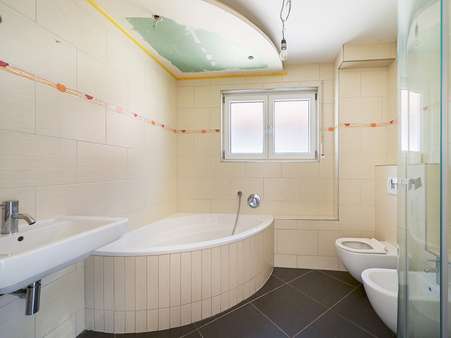 Badezimmer Badezimmer - Einfamilienhaus in 76287 Rheinstetten / Mörsch mit 124m² kaufen