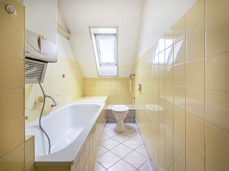 Badezimmer Ansicht 2 Badezimmer Ansicht 2 - Dachgeschosswohnung in 76131 Karlsruhe / Oststadt mit 57m² kaufen
