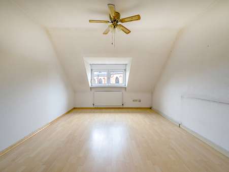 Zimmer 1 Zimmer 1 - Dachgeschosswohnung in 76131 Karlsruhe / Oststadt mit 57m² kaufen