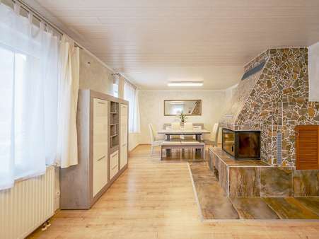 Wohnzimmer mit Kamin EG - Zweifamilienhaus in 76344 Eggenstein-Leopoldshafen mit 111m² kaufen