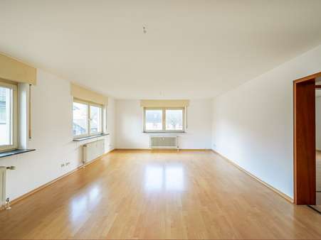 Wohnzimmer - Etagenwohnung in 76275 Ettlingen mit 119m² kaufen