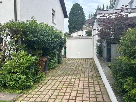 Garagenzufahrt - Mehrfamilienhaus in 76534 Baden-Baden mit 164m² kaufen