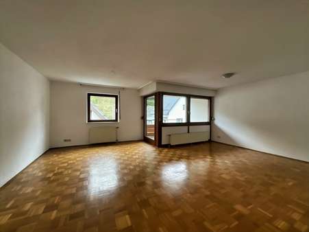 Wohnzimmer mit Zugang Balkon - Etagenwohnung in 77830 Bühlertal mit 67m² kaufen