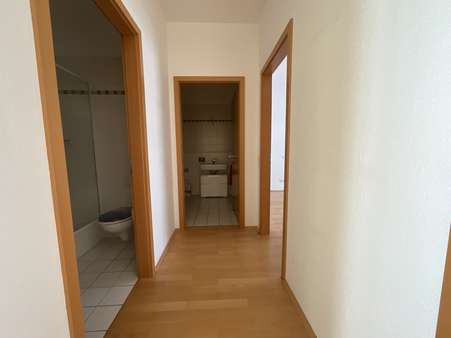Flur mit Zugang Bad/WC/Schlaf. Flur mit Zugang Bad/WC/Schlaf. - Etagenwohnung in 76547 Sinzheim mit 90m² kaufen