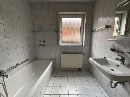 Badezimmer EG-Wohnung Badezimmer EG-Wohnung - Mehrfamilienhaus in 77830 Bühlertal mit 183m² kaufen