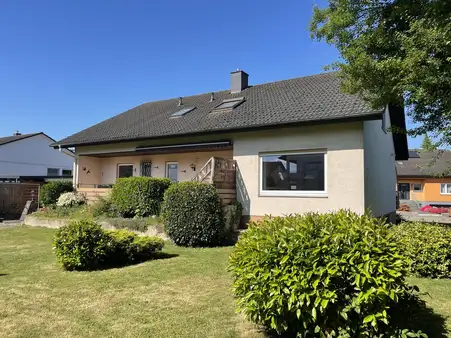 Zweifamilienhaus mit Traumgarten in Vimbuch