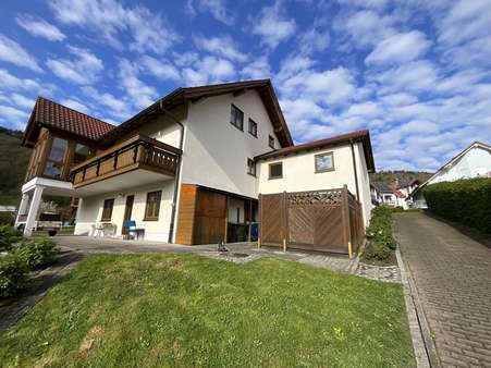 Hausansicht mit Terrasse Hausansicht mit Terrasse - Einfamilienhaus in 76599 Weisenbach mit 242m² kaufen
