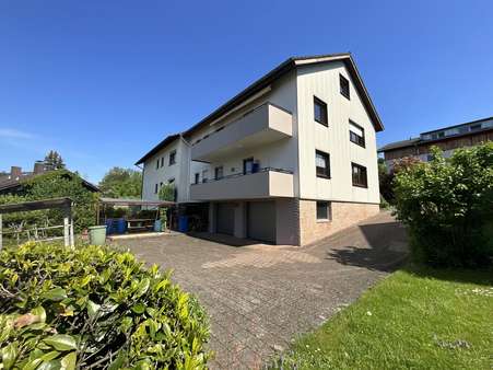 Ansicht mit Garage Ansicht mit Garage - Zweifamilienhaus in 76534 Baden-Baden mit 176m² kaufen