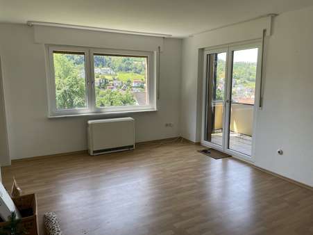 Wohnzimmer mit Zugang Balkon Wohnzimmer mit Zugang Balkon - Zweifamilienhaus in 77830 Bühlertal mit 152m² kaufen