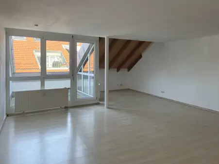 Charmante Dachgeschosswohnung mit Balkon & Tiefgaragenstellplatz