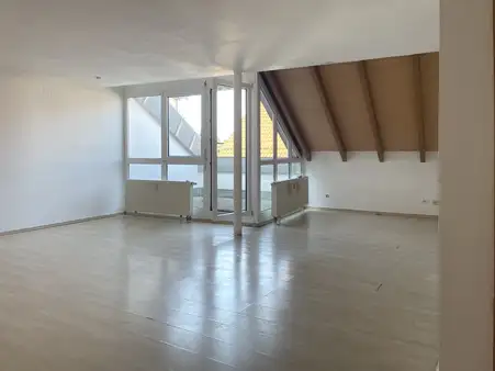 Charmante Dachgeschosswohnung mit Balkon & Tiefgaragenstellplatz