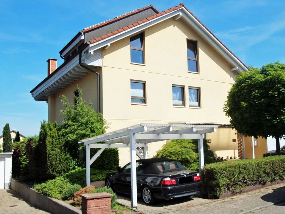 Ansicht mit Carport - Zweifamilienhaus in 69168 Wiesloch mit 250m² kaufen