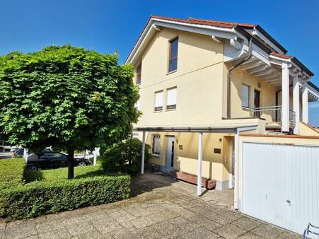 Ansicht mit Garage +Stellplatz - Zweifamilienhaus in 69168 Wiesloch mit 250m² kaufen