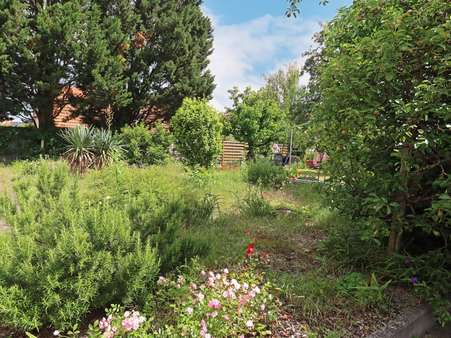 Blick in den Garten - Doppelhaushälfte in 76149 Karlsruhe mit 85m² kaufen