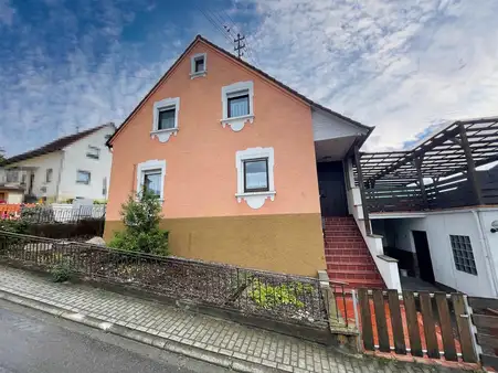 Doppelhaushälfte mit Nebengebäude in Sinsheim-Hoffenheim!