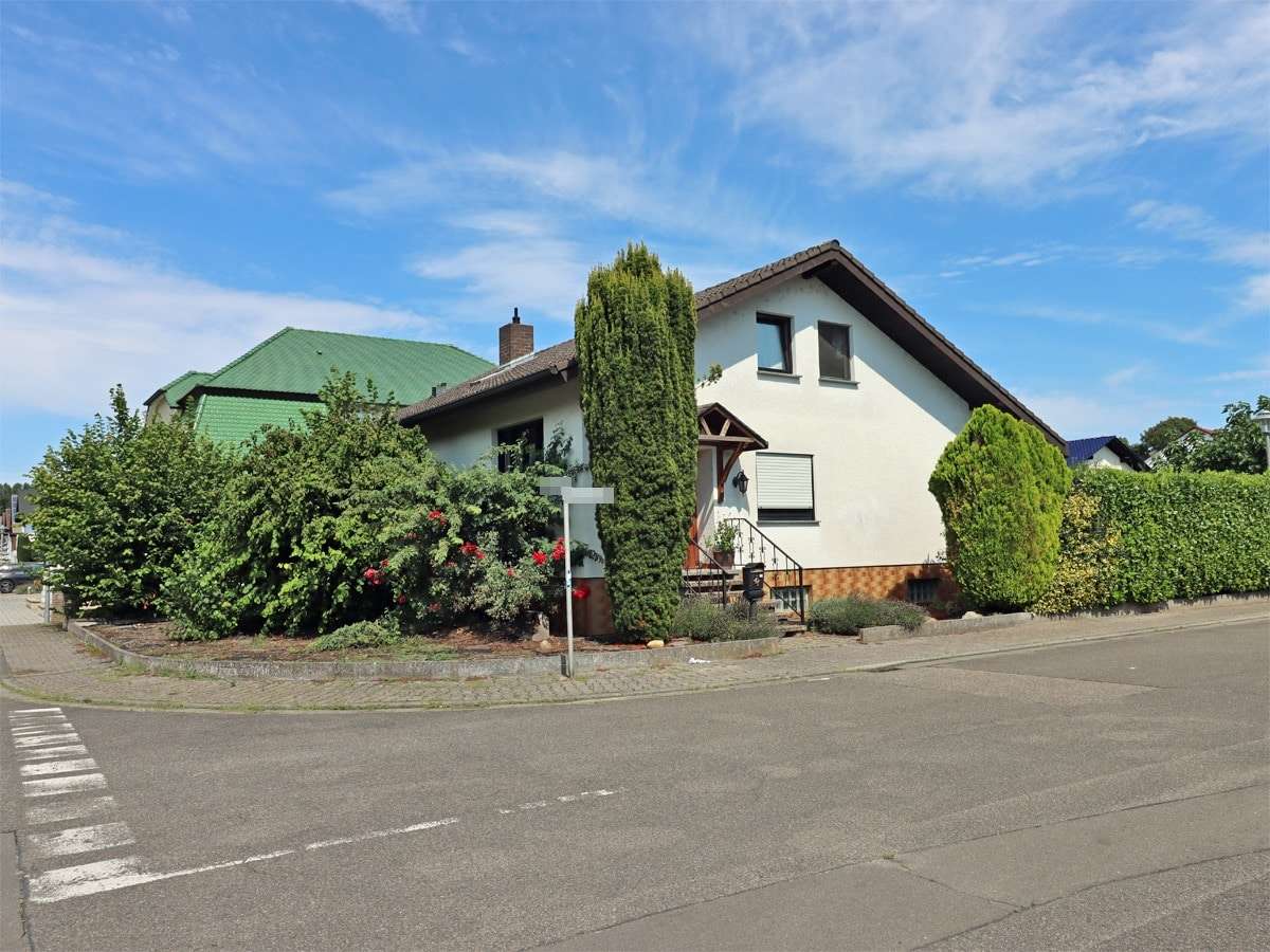 Blick auf das Haus - Einfamilienhaus in 68794 Oberhausen-Rheinhausen mit 150m² kaufen