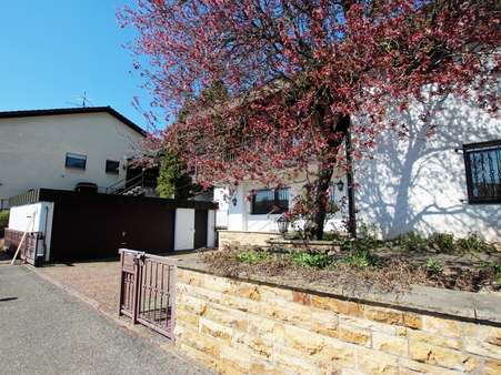 Ansicht mit Garage - Einfamilienhaus in 75438 Knittlingen mit 258m² kaufen