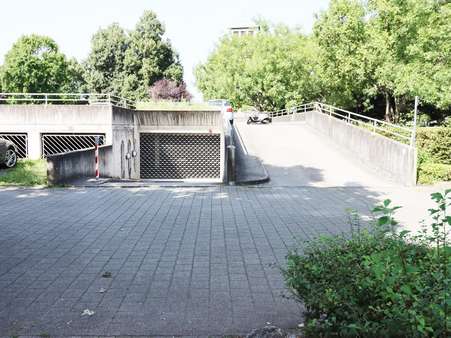Einfahrt Tiefgarage Einfahrt Tiefgarage - Etagenwohnung in 76646 Bruchsal mit 86m² kaufen