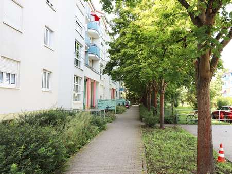 Weg zum Hauseingang Weg zum Hauseingang - Etagenwohnung in 76646 Bruchsal mit 86m² kaufen