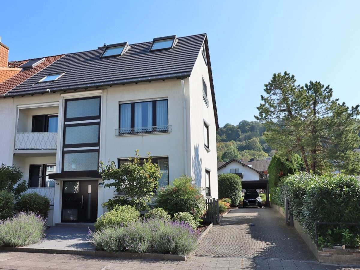 Blick auf das Haus - Zweifamilienhaus in 76229 Karlsruhe mit 192m² kaufen