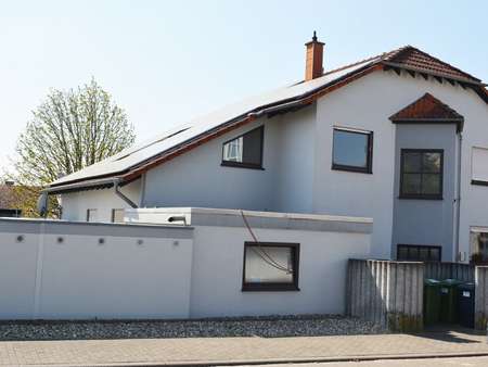 Straßenansicht mit Garagen - Dachgeschosswohnung in 75015 Bretten mit 70m² kaufen