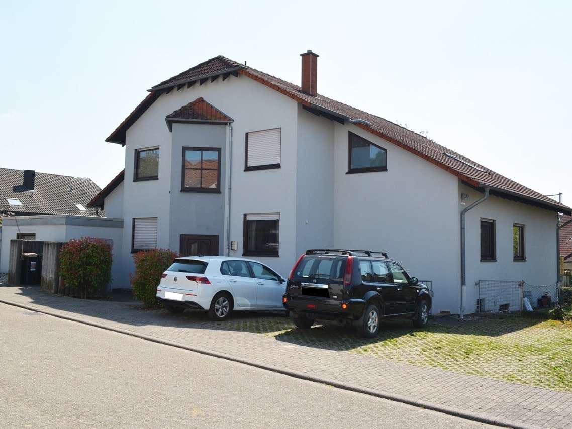 Straßenansicht mit Stellplätz - Dachgeschosswohnung in 75015 Bretten mit 70m² kaufen