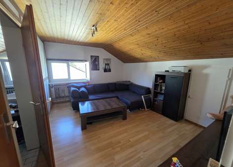 Wohnzimmer - Dachgeschosswohnung in 75438 Knittlingen mit 46m² mieten