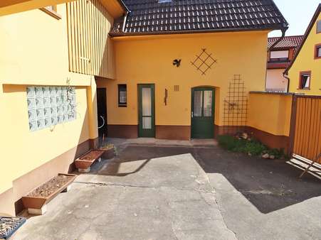 Innenhof zum Nebengebäude Innenhof zum Nebengebäude - Einfamilienhaus in 76698 Ubstadt-Weiher mit 108m² kaufen