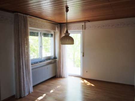 Wohnzimmer im OG - Zweifamilienhaus in 76703 Kraichtal mit 206m² kaufen