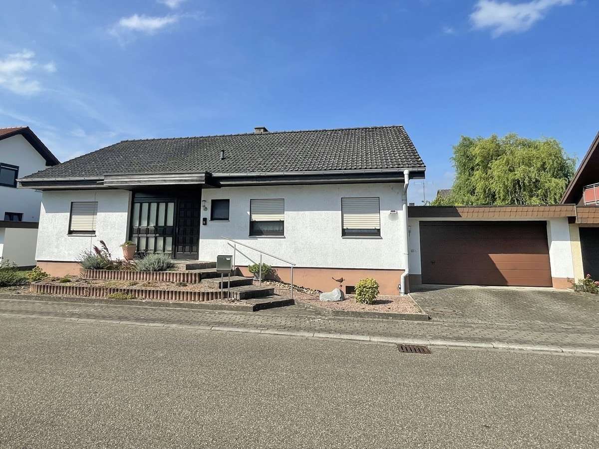 Blick auf das Haus - Fertighaus in 76689 Karlsdorf-Neuthard mit 108m² kaufen