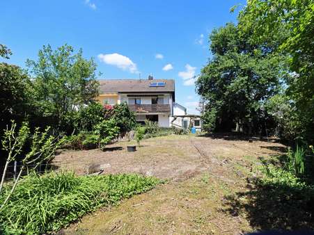 Blick vom Garten zum Haus - Doppelhaushälfte in 76689 Karlsdorf-Neuthard mit 125m² kaufen