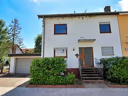 Doppelhaushälfte mit großem Grundstück in Karlsdorf-Neuthard, OT Neuthard!