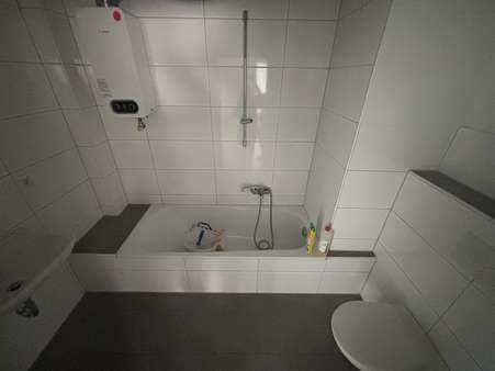 Bad mit Badewanne Bad mit Badewanne - Etagenwohnung in 68163 Mannheim mit 74m² mieten